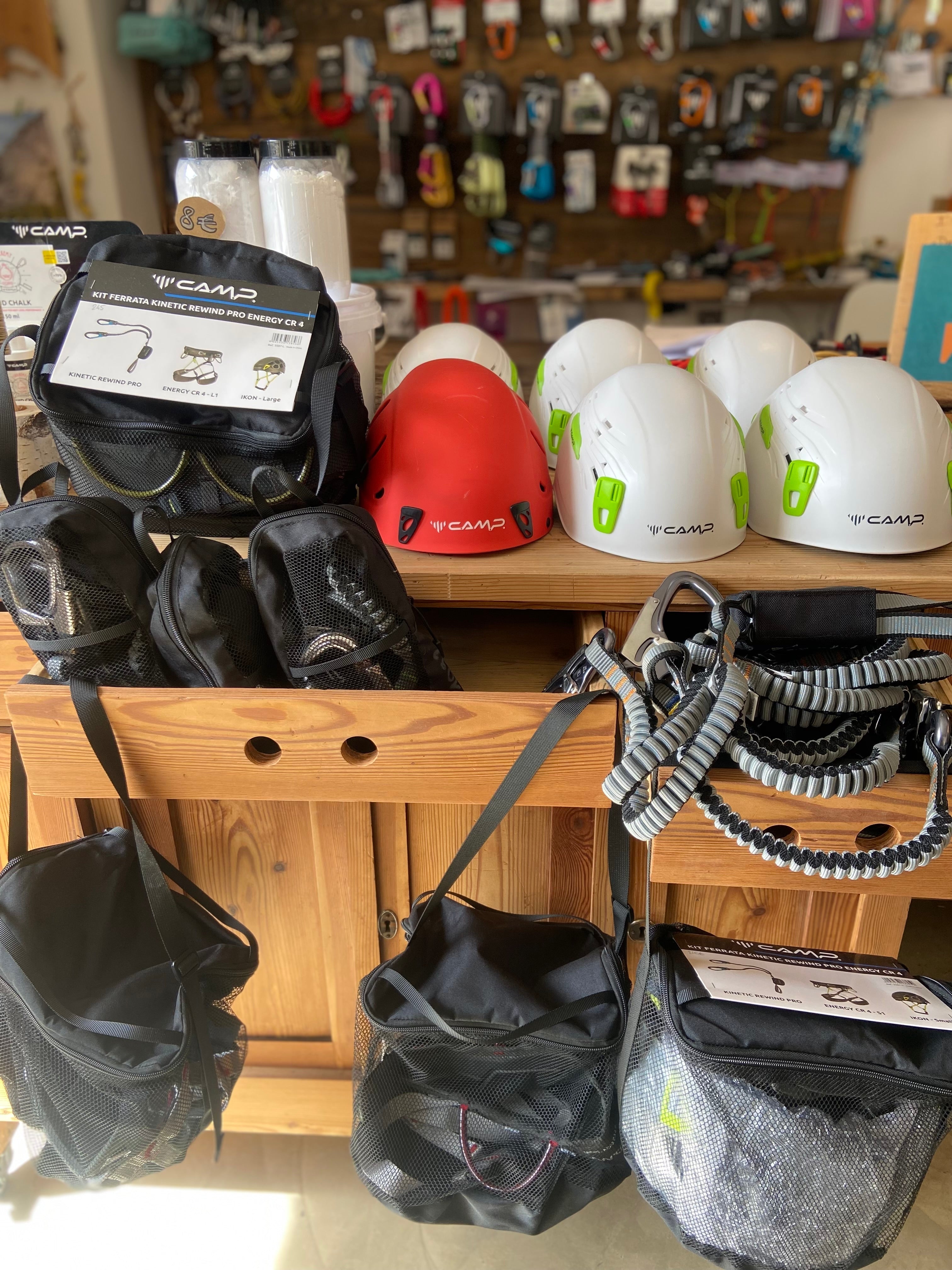 Kit da ferrata in noleggio a Tarvisio: longe, imbragatura e casco